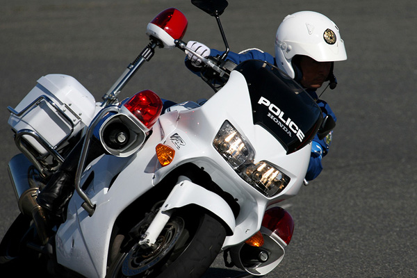 アメリカ警察 vs バイク乗り が決着。