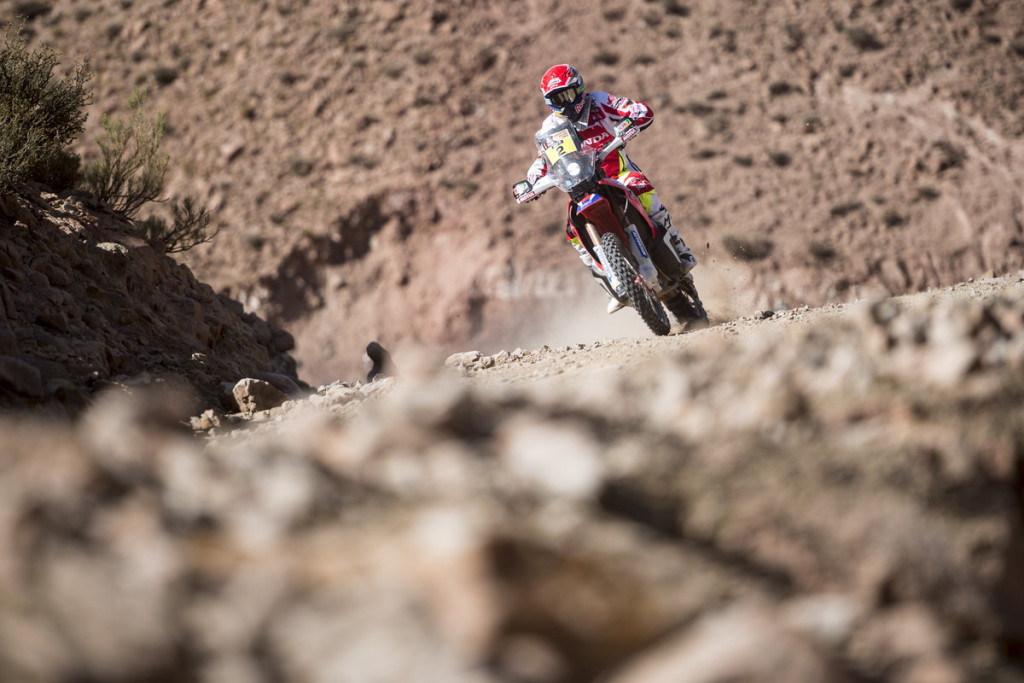 hondahrc-s-joan-barreda-competes-in-dakar-rally-2015-stage-11-in-chile