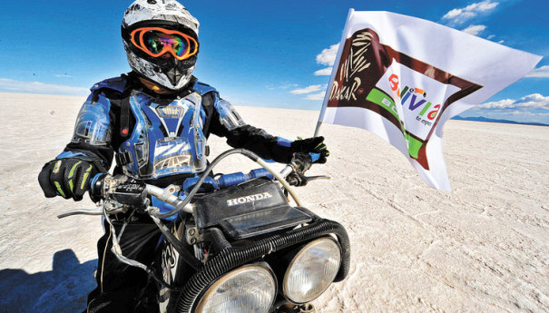 motociclista-Uyuni-bienvenida-Dakar-competencia_LRZIMA20130929_0038_4