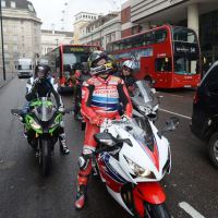 マン島TT ライダー がロンドンを走る。