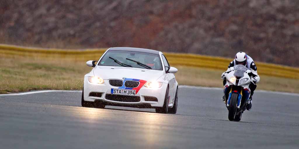 BMWのクルマトとバイクってどっちが速いの??