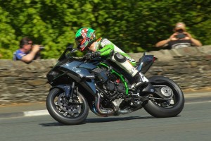 今度は KAWASAKI H2R が ニュルブルクリンク 走ってる。。。