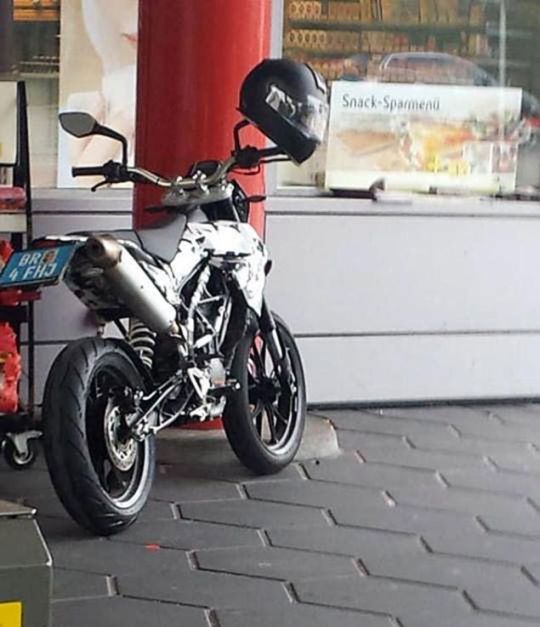 ktm-duke-supermoto-spy-photo-1-