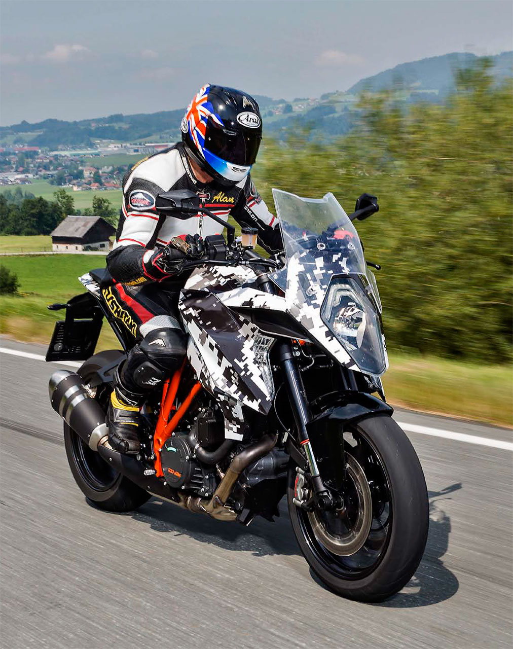 KTM 1290 Super Duke GT まもなく公開！！