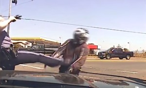 アメリカ警察 vs バイク乗り が決着。