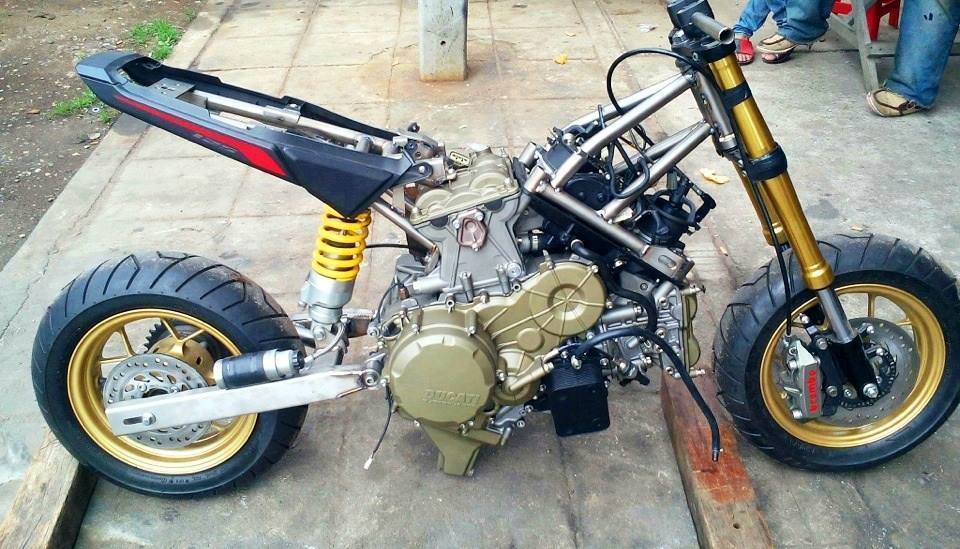 grom_with_Panigale_1199_engine8