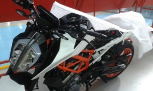 KTM 新型DUKE390がすごい顔になってます!!