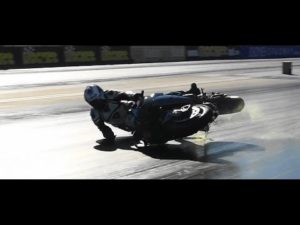 KAWASAKI Ninja H2R ドラッグレースで衝撃転倒映像。