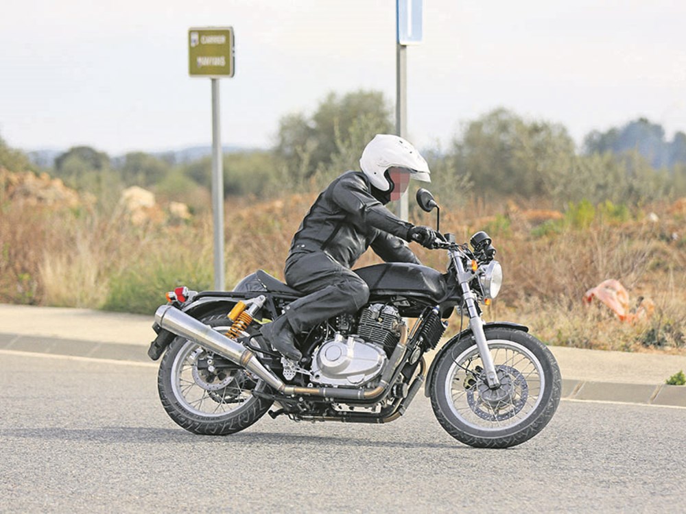 upcoming-royal-enfield-750-parallel-twin-bike-spied-in-spain-109499_1