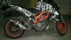 KTM 新型 DUKE390 またまたスパイショット！