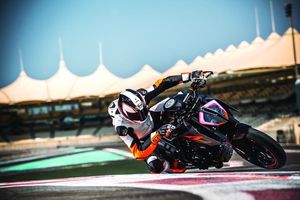 2017-ktm-super-duke-1290r-new-superduke-3