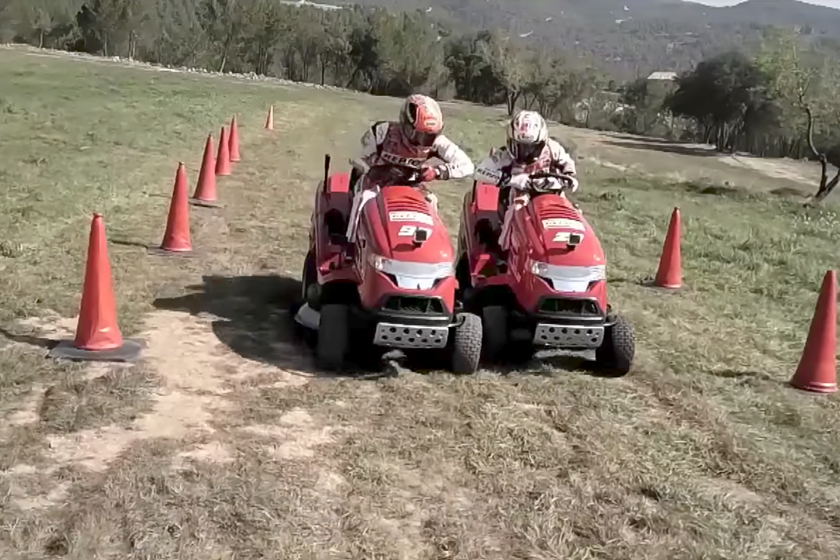 マルケスとペドロサが芝刈り機でレースするとこーなる。