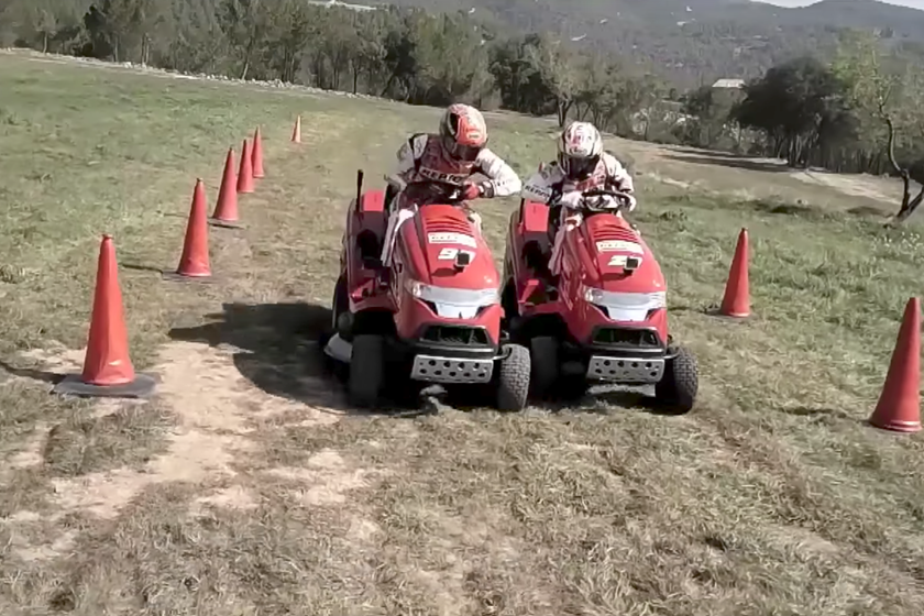 マルケスとペドロサが芝刈り機でレースするとこーなる 新型バイクニュースならモーターサイクルナビゲーター