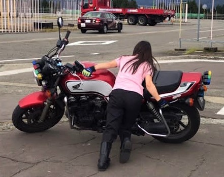 バイク女子 阿部真由美 プロが語る 立ちごけ と 引き起こし