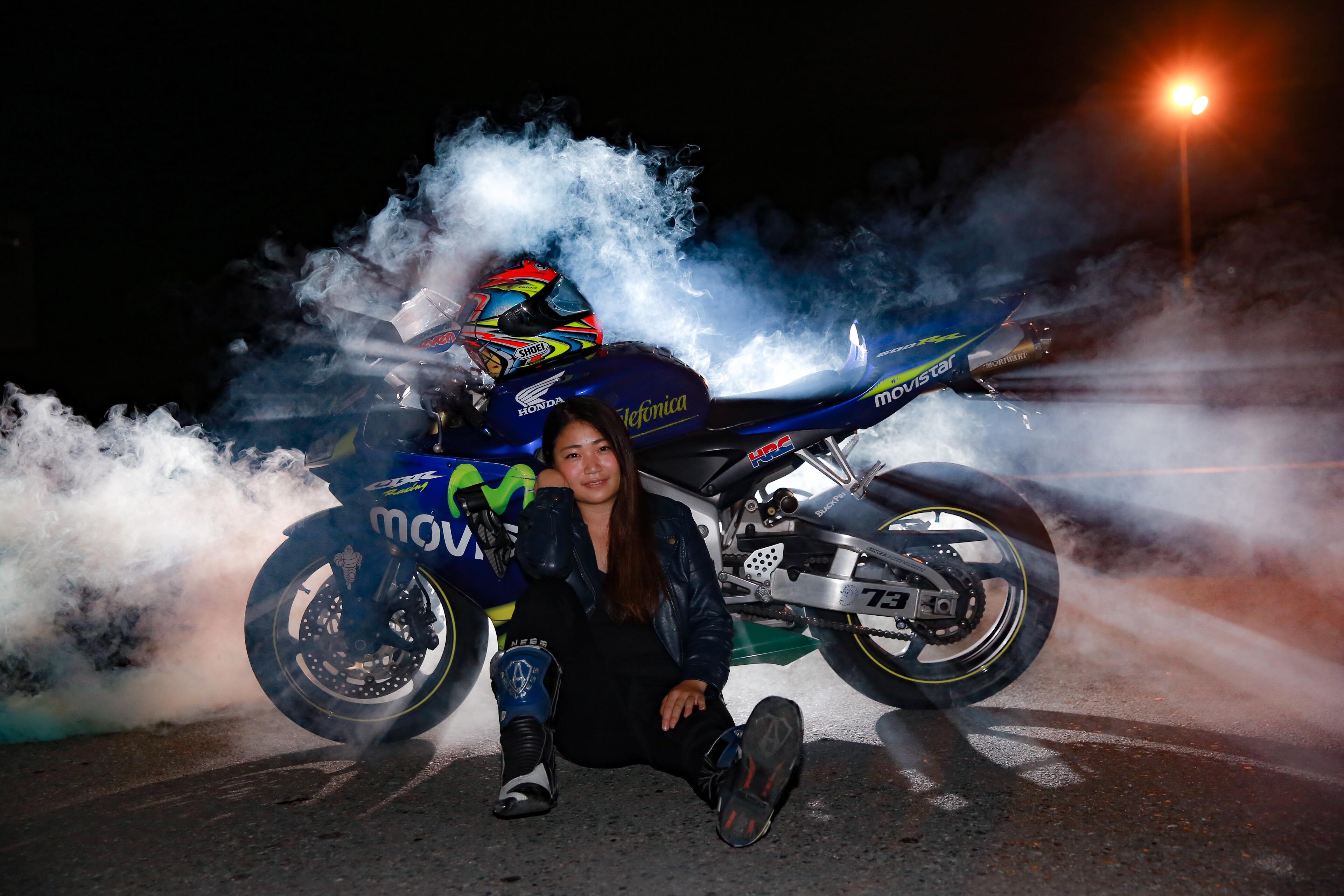 女子ライダー亜梨沙 バイク写真展でモデルになりました