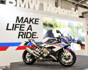 東京モーターショーのBMWモトラッドブースでS1000RRタイプMに跨れる！