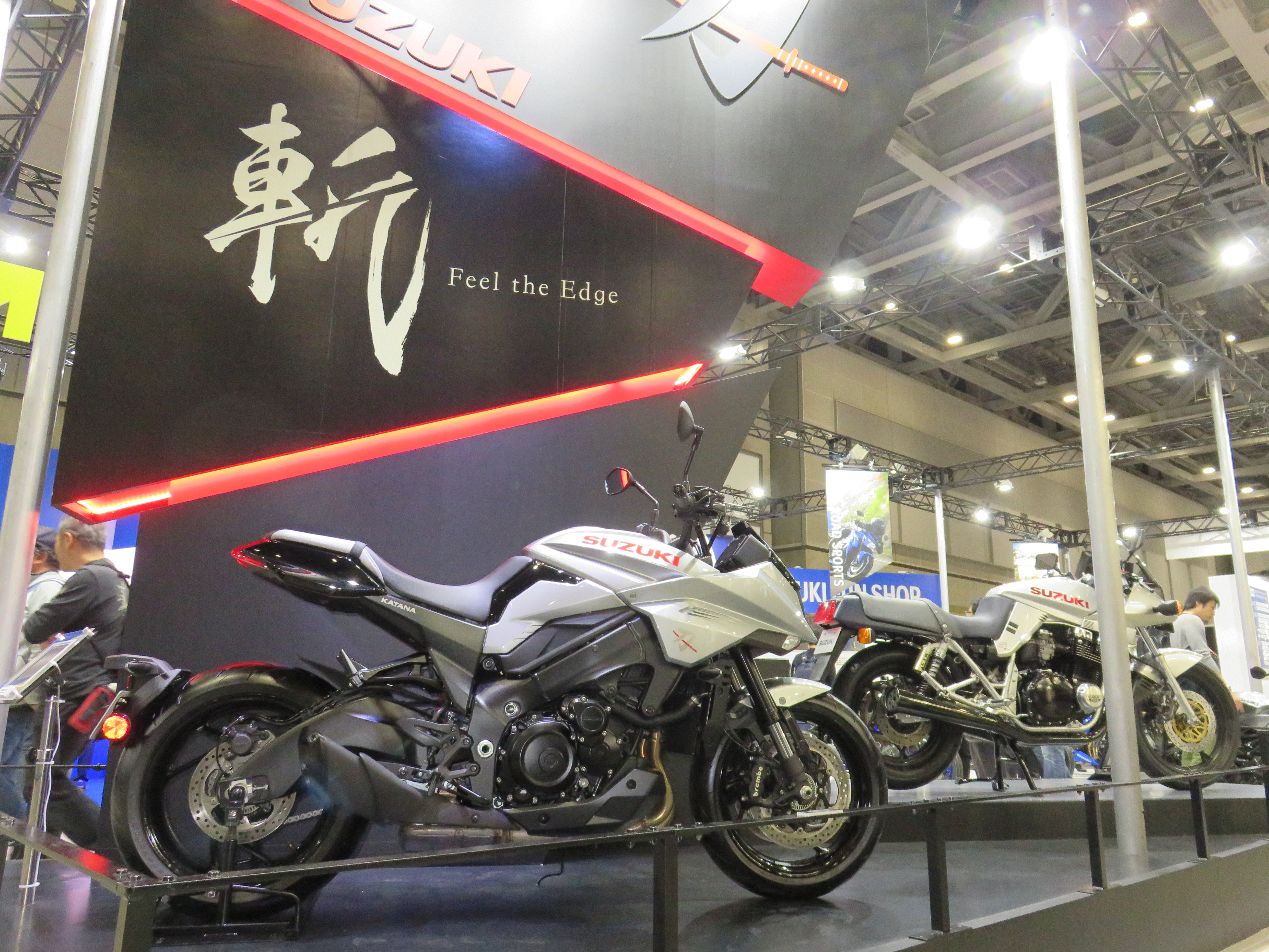 東京モーターサイクルショーでSUZUKIブースの主役はやっぱりKATANA！