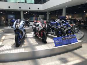 8耐の余韻に浸ろう！ヤマハコミュニケーションプラザでYZF-R1展示中