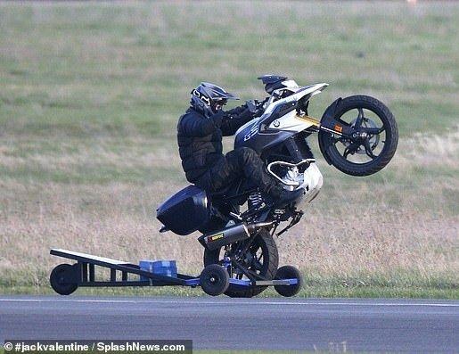 トムクルーズが次のミッションインポッシブルの為にウイリー練習中 トムクルーズが次のミッションインポッシブルの為にウイリー練習中