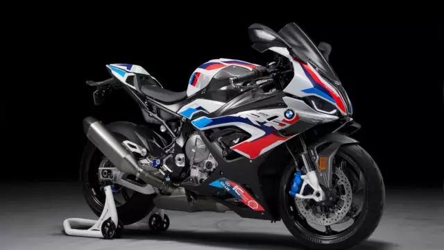 BMW S1000RRのハイパフォーマンスモデルM1000RRをついに公開！