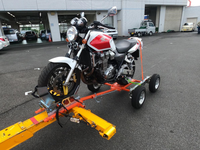 日本初！二輪車をレッカー車でけん引できるアタッチメントを開発　バイクを搬送できるサービスカーが約２.５倍に