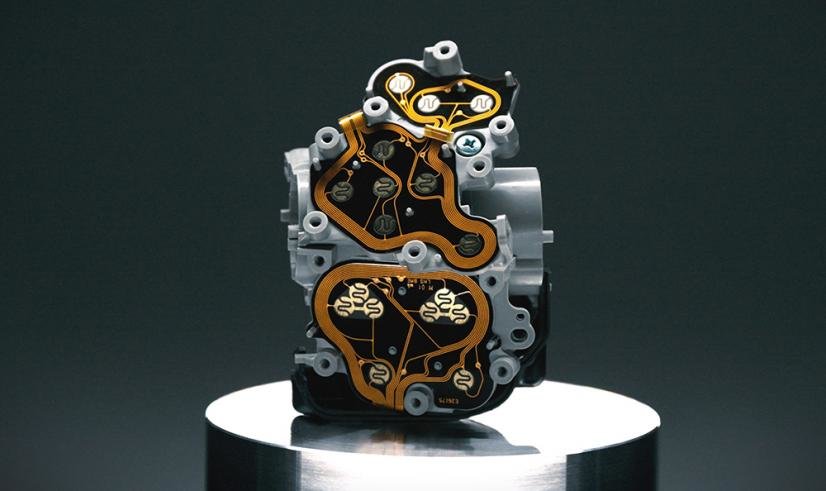 イタリアの赤き情熱vsヤマハのハンドリング哲学。官能評価で読み解く回転数の向こう側