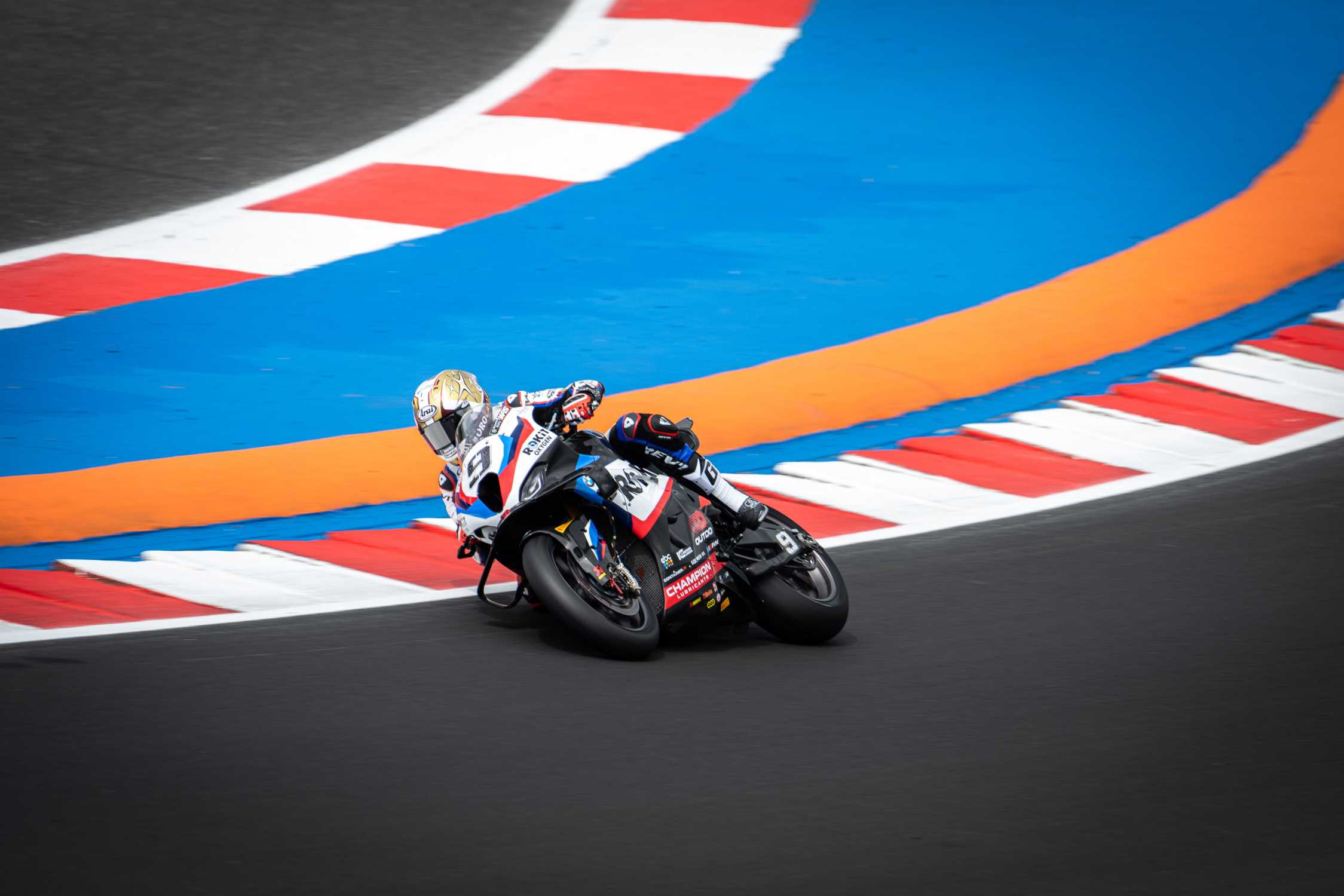 BMW M1000RRとHonda CBR1000RR-R、WorldSBKで生き残るのはどちらか