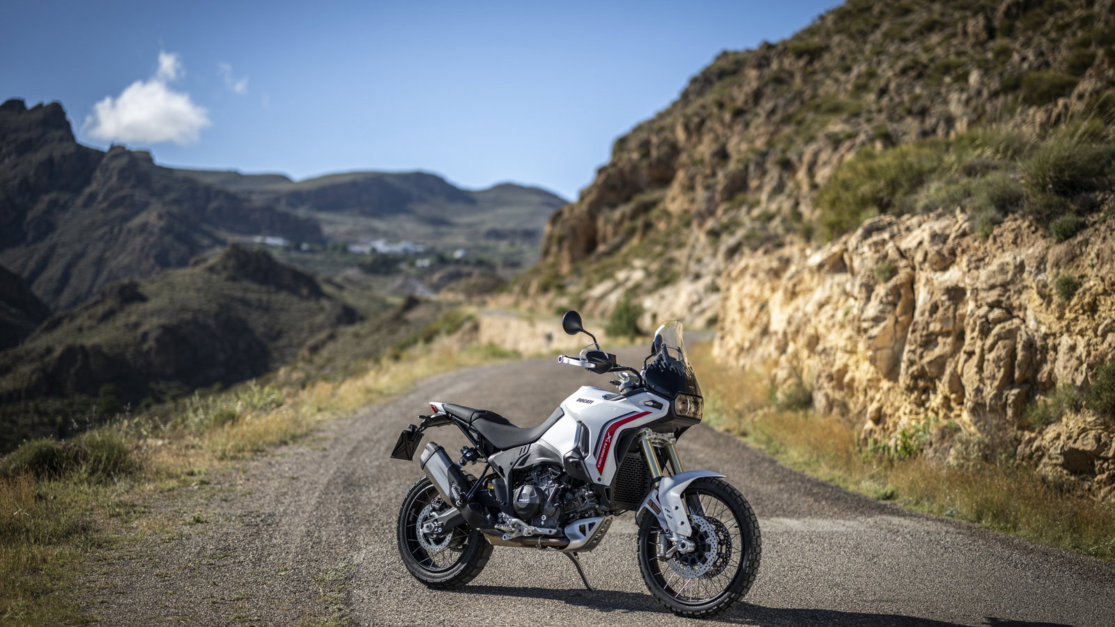 DucatiDesertX2026とHondaトランザルプ750、中量級アドベンチャーで選ぶべきは