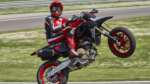 Ducati Hypermotard 698 Mono Nera登場、77馬力単気筒スーモタが漆黒で牙を剥く