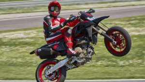 Ducati Hypermotard 698 Mono Nera登場、77馬力単気筒スーモタが漆黒で牙を剥く