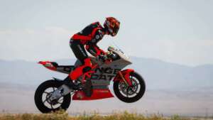 電動スーパーバイクをサーキットで体感、Lightfighterのデモツアーが示すEVバイクの現実解