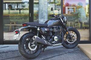 バイクで歩行者と接触したらどうなる？英国Q&Aから学ぶ日本ライダーの心得